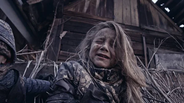 小肮脏的无家可归的孩子的肖像 女孩哭在废弃的建筑旁边 — 图库照片