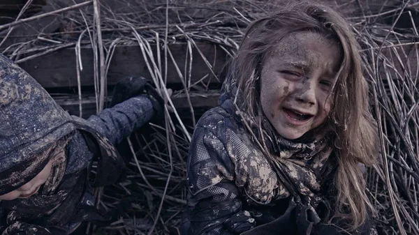 Retrato Niños Sucios Sin Hogar Llorando Lado Edificio Abandonado —  Fotos de Stock