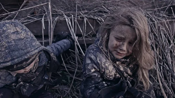 Retrato Niños Sucios Sin Hogar Llorando Lado Edificio Abandonado — Foto de Stock