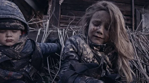 小肮脏的无家可归的孩子哭在废弃的建筑物旁边的肖像 — 图库照片