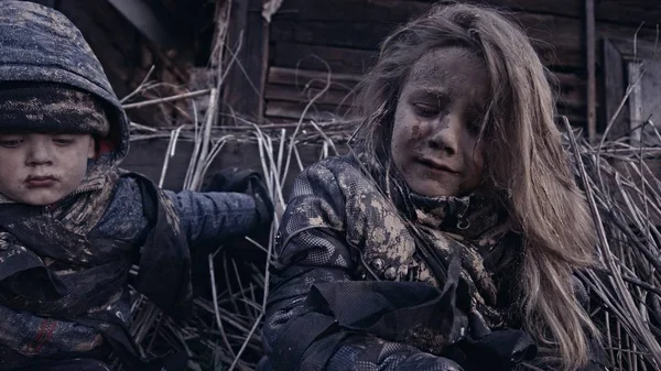 Retrato Niños Sucios Sin Hogar Llorando Lado Edificio Abandonado —  Fotos de Stock