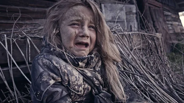 Retrato Sujo Pouco Sem Teto Menina Chorando — Fotografia de Stock