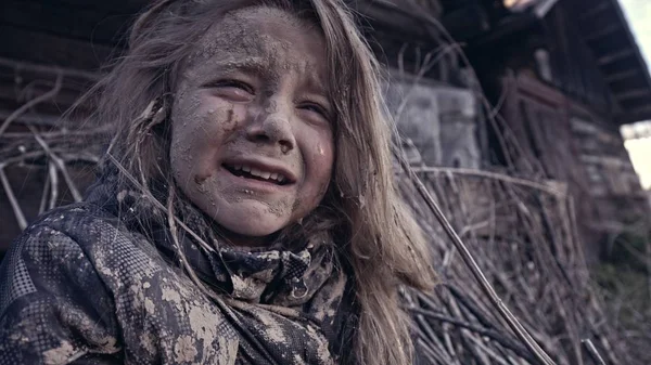 Retrato Solitário Sujo Sem Teto Menina Sentado Lado Abandonado Edifício — Fotografia de Stock