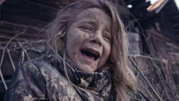 Retrato Solitário Sujo Sem Teto Menina Sentado Lado Abandonado Edifício — Fotografia de Stock