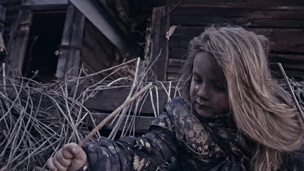 Портрет Брудної Маленької Бездомної Дівчинки Плаче — стокове фото