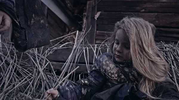 Retrato Niños Sucios Sin Hogar Lado Del Edificio Abandonado — Foto de Stock