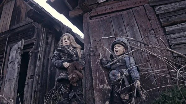 Portret Van Beetje Vuil Dakloze Kinderen Met Bear Speelgoed Huilen — Stockfoto