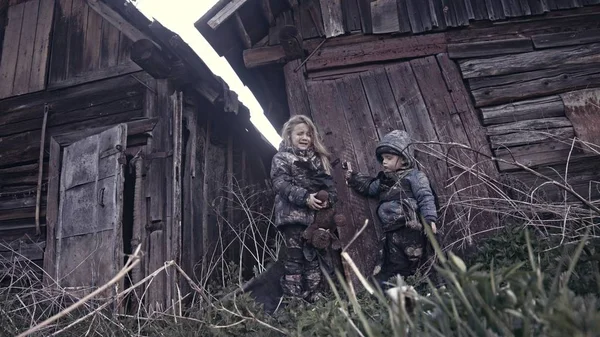 Portrait Petits Enfants Sans Abri Sales Avec Jouet Ours Contre — Photo