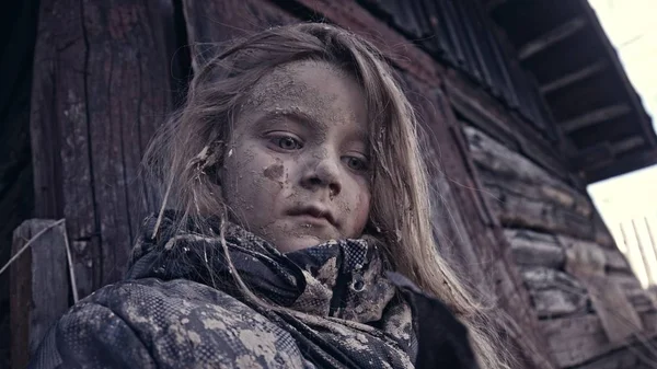 Piszkos Hajléktalan Kislány Sírva Portréja — Stock Fotó