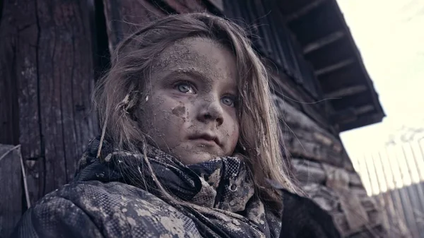 Kirli Küçük Evsiz Kız Ağlıyor Portresi — Stok fotoğraf