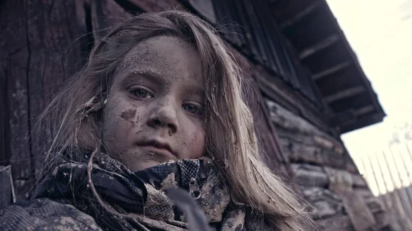 Retrato Solitário Sujo Sem Teto Menina Sentado Lado Abandonado Edifício — Fotografia de Stock