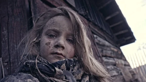 放棄された建物が泣いている横にある孤独な汚いホームレス少女の肖像画 — ストック写真