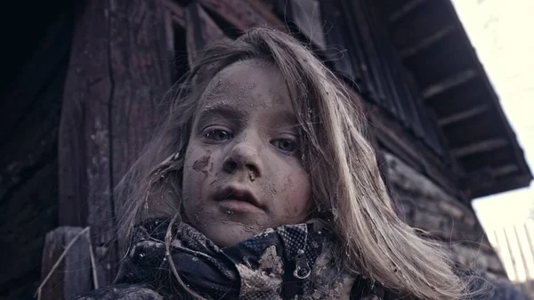 肮脏的无家可归的小女孩的肖像 — 图库照片