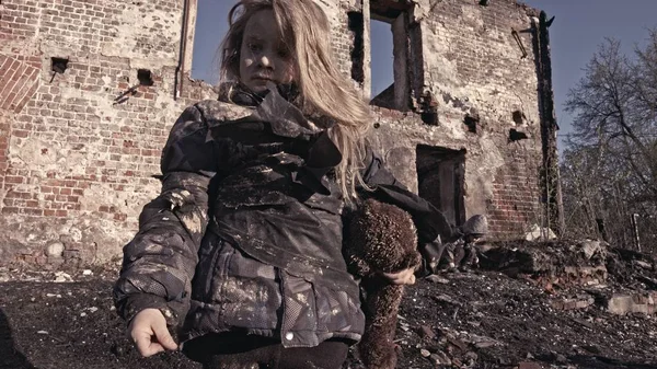 放棄された建物に対してクマのおもちゃで少し汚いホームレスの子供の肖像画 — ストック写真