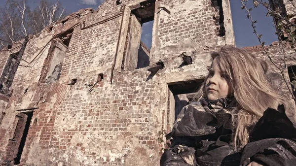 Портрет Брудної Маленької Бездомної Дівчинки Сидить Проти Покинутої Будівлі — стокове фото