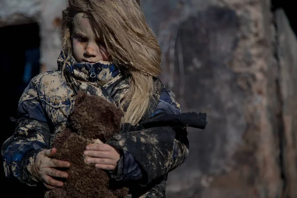 孤独肮脏的无家可归的女孩拥抱熊玩具的肖像 — 图库照片
