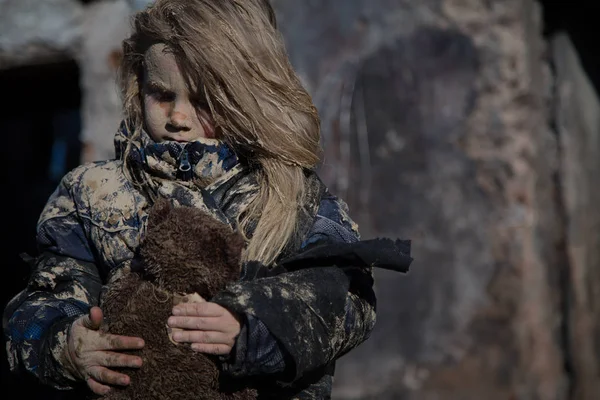 Портрет Брудної Маленької Бездомної Дівчинки Обіймає Іграшку Ведмедя — стокове фото