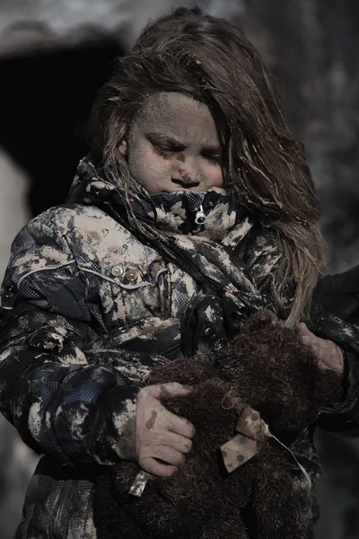Πορτρέτο Του Μοναχικό Βρώμικο Άστεγο Κορίτσι Αγκαλιάζει Αρκούδα Παιχνίδι — Φωτογραφία Αρχείου