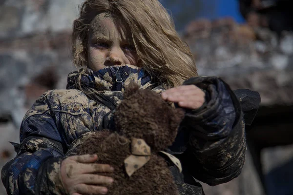 Ritratto Solitario Sporco Senzatetto Ragazza Abbracciare Orso Giocattolo — Foto Stock