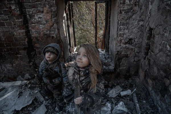 Retrato Niños Sucios Sin Hogar Con Palo Edificio Abandonado — Foto de Stock