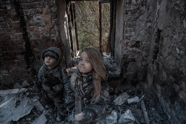 Retrato Niños Sucios Sin Hogar Con Palo Edificio Abandonado — Foto de Stock