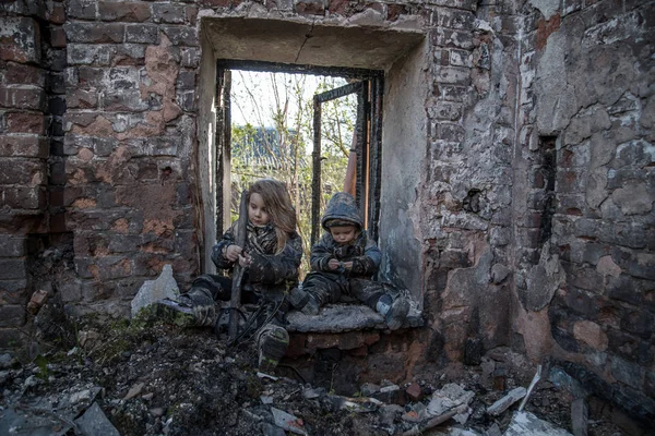 Retrato Niños Pobres Sin Hogar Sucios Sentados Edificio Abandonado — Foto de Stock