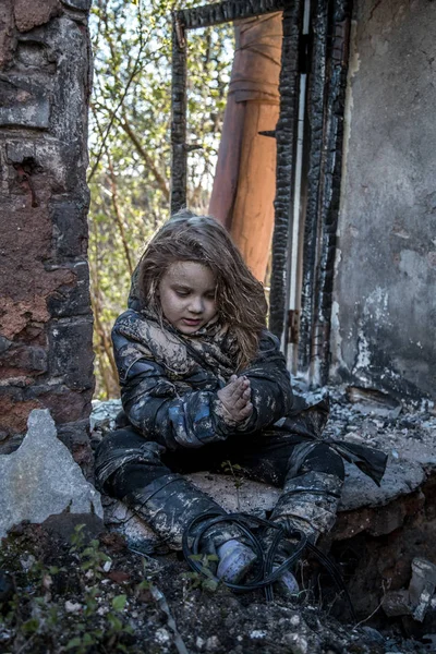 Πορτρέτο Του Dirty Μικρό Κορίτσι Άστεγος Προσπαθεί Ζεσταθεί — Φωτογραφία Αρχείου