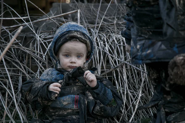 Портрет Маленького Грязного Бездомного Мальчика Смотрящего Камеру — стоковое фото