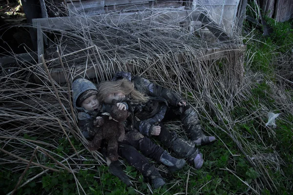 Retrato Niños Sucios Sin Hogar Llorando Lado Edificio Abandonado —  Fotos de Stock