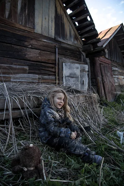 Портрет Самотньої Брудної Безпритульної Дівчини Сидить Поруч Покинутою Будівлею Плаче — стокове фото