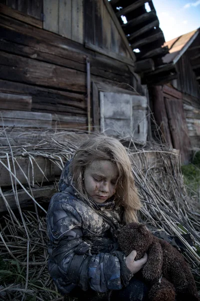 Piszkos Hajléktalan Kislány Játék Medve Portréja — Stock Fotó