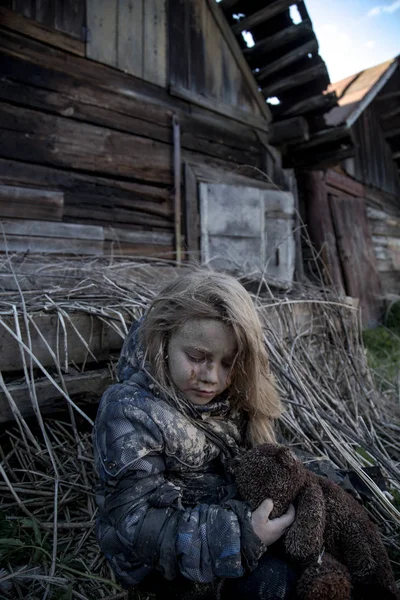 Retrato Sucia Niña Sin Hogar Con Juguete Oso —  Fotos de Stock