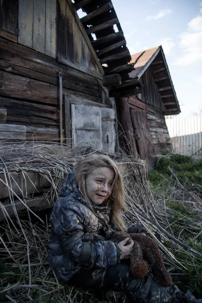 Portrait Sale Petite Fille Sans Abri Pleurer — Photo