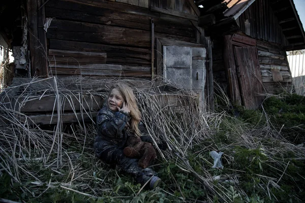 Portrait Solitaire Sale Sans Abri Fille Assis Côté Bâtiment Abandonné — Photo