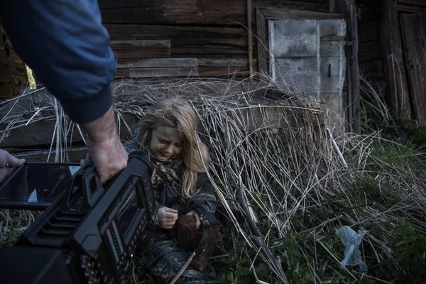 Retrato Chica Sin Hogar Sucia Solitaria Lado Edificio Abandonado Llorando — Foto de Stock