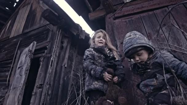 悲しい汚いホームレス兄と放棄された建物の横の妹 — ストック動画