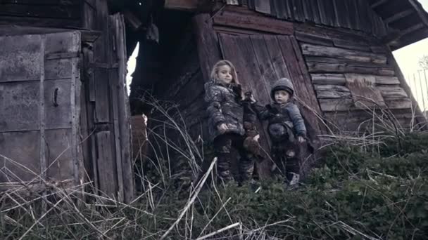 放棄された建物の横にある小さな汚いホームレス兄弟 — ストック動画