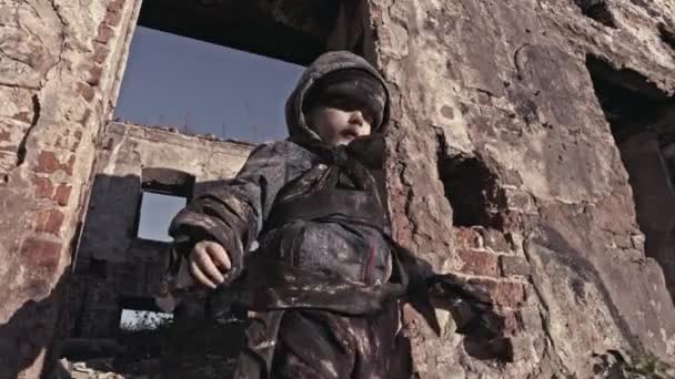 Βρώμικο Άστεγο Αγόρι Που Βρωμίζει Γύρω Από Εγκαταλελειμμένο Κτίριο — Αρχείο Βίντεο