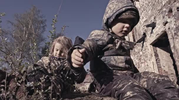 Piccoli Fratelli Senzatetto Sporchi Frustranti Accanto All Edificio Abbandonato — Video Stock