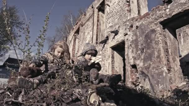 Piccoli Fratelli Senzatetto Sporchi Giocare Con Giocattoli — Video Stock