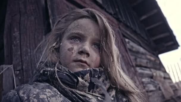 小肮脏的无家可归的女孩哭旁边废弃的建筑 — 图库视频影像