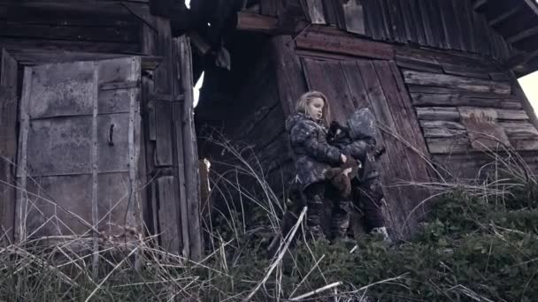 Pouco Sujo Sem Teto Irmãos Chorando Lado Abandonado Edifício — Vídeo de Stock