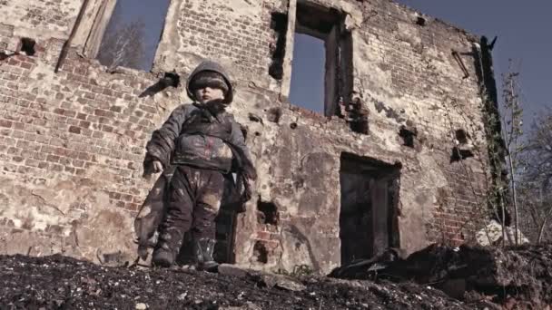 Pequeño Niño Sin Hogar Sucio Lado Del Edificio Abandonado — Vídeos de Stock