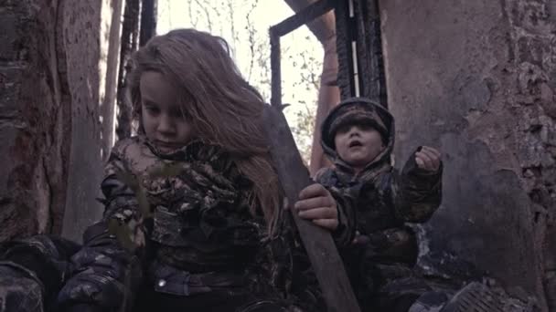 Piccoli Fratelli Senzatetto Sporchi Frustranti Edificio Abbandonato — Video Stock