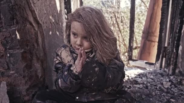 Pouco Sujo Sem Teto Menina Chorando Abandonado Edifício — Vídeo de Stock