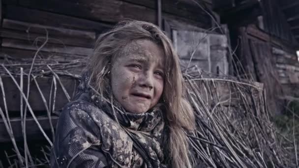 Pouco Sujo Sem Teto Menina Chorando Lado Abandonado Edifício — Vídeo de Stock