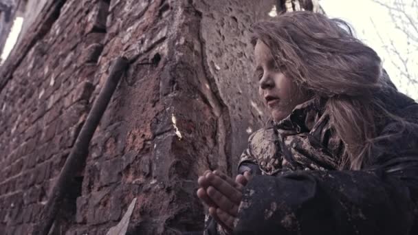 Piszkos Hajléktalan Kislány Imádkoznak Elhagyott Épület — Stock videók