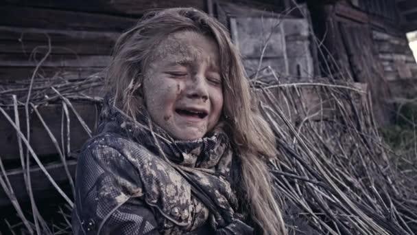 横に泣いている汚いホームレス少女放棄された建物 — ストック動画