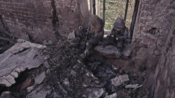 Frați Murdari Fără Adăpost Frustrant Într Clădire Abandonată — Videoclip de stoc