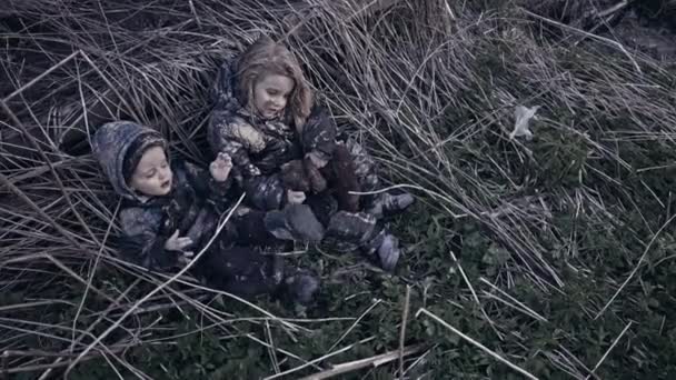 Petits Sans Abri Sales Frères Sœurs Pleurer Côté Bâtiment Abandonné — Video